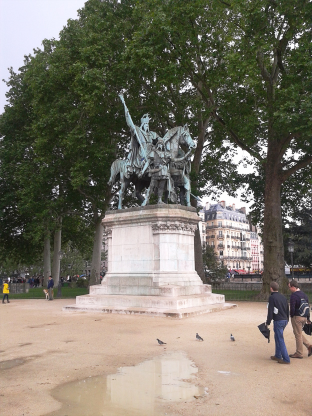 Visit-Paris-Notre-Dame-Statue